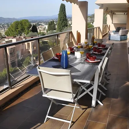 Victoria 5 Bedrooms *